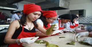 (Özel Haber) Dünyanın Dört Bir Yanından Gelen Öğrenciler Dolma Sardı, Mantı Yaptı