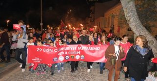 İzmirdeki Cumhuriyet Coşkusu Gece Boyu Devam Etti