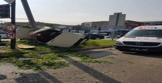 Elektrik Direğine Çarpan Otomobil Kağıt Gibi Yırtıldı