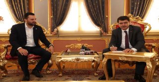 İstanbul Valisi Vasip Şahin, Türk Kızılayı İstanbul Şubesine Kurban Bağışı Yaptı