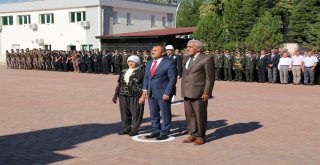 Vali Sonel, Şehit Annesiyle Birlikte Atatürk Anıtına Çelenk Koydu