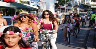 Süslü Kadınlar Turistlerin İlgi Odağı Oldu