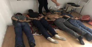 (Özel) İstanbulda Öğrencileri Hedef Alan Torbacı Çetesinin Evine Operasyon