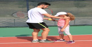 Genç Durakta Ücretsiz Tenis Dersleri