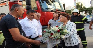 Yangına Gelen İtfaiyecilere Çiçekli Ve Baklavalı Karşılama