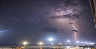 Şimşekler Gökyüzünü Böyle Aydınlattı