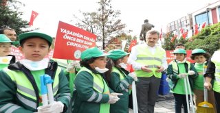 15 Eylül Dünya Temizlik Gününde Minikler Başkan Usta İle Sokaklardaki Çöpleri Topladı