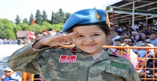 Manisada Yemin Eden Komandolar Zeybek Oynadı