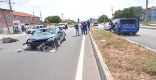Uşakta Otomobil Bisiklete Çarptı: 3 Yaralı