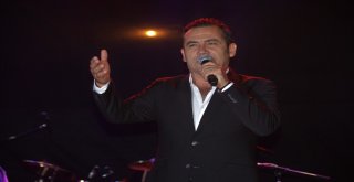 Aşk Şarkılarının Adamı Ferhat Göçer, Unutulmaz Bir Gece Yaşattı
