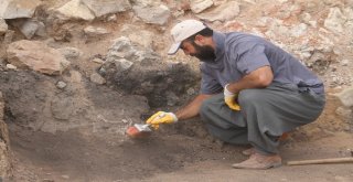 Bir Buluntu İle Başladı 2 Bin Metrekare Alanda Kazı Yapıldı