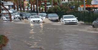 Bodrumda Beklenen Yağış Gerçekleşti, Sokaklar Göle Döndü