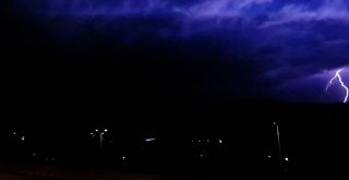 Karabükte Şimşekler Gökyüzünü Aydınlattı