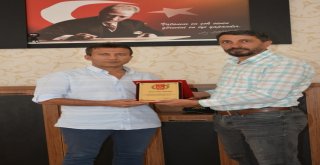Patnos Gazeteciler Cemiyetinden Emniyet Müdürü Akpınara Plaket