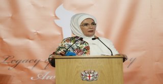 Emine Erdoğana Londrada “İnsani Hizmet Takdir Ödülü” Verildi