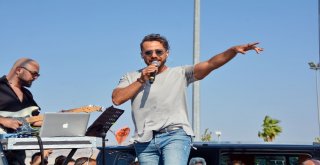 Genç Şarkıcı Bahadır Tatlıöz Aliağada Sahne Aldı