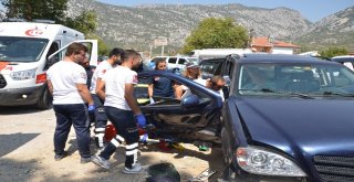 2 Otomobil Kafa Kafaya Çarpıştı: 2Si Çocuk 5 Yaralı