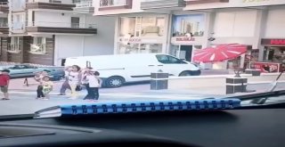 Yoldan Geçen Polis Aracını Görünce Esas Duruşta Selam Verdiler