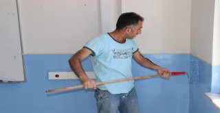 Fedakar Müdür Okulu Tek Başına Boyuyor