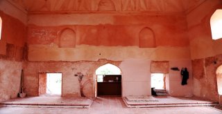 6 Asırlık Cami Küllerinden Doğuyor