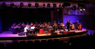 Sanat Güneşi Zeki Müren Şarkılarıyla Anıldı