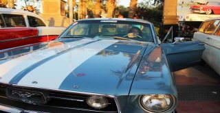 Klasik Otomobillerle Fotoğraf Çektirmek İçin Birbirleriyle Yarıştılar