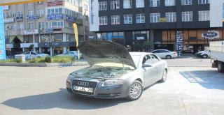 Bir Anda Motorundan Duman Çıkan Otomobili Akaryakıt İstasyonu Görevlileri Söndürdü