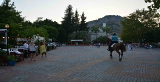 Atlı Jandarmalar Tatilcilerin İlgi Odağı