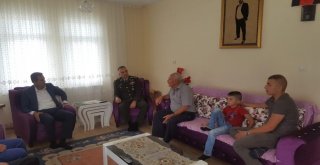 Kaymakam Akdaş, Şehit Ailelerini Ziyaret Etti
