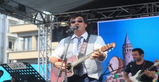 İstiklal Caddesini Rengarenk Klasik Araçlar Süsledi