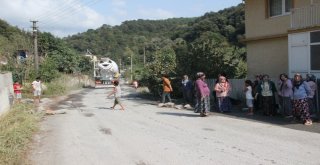 Kamyonlardan Şikayet Eden Mahalleli Yolu Kapatıp Eylem Yaptı