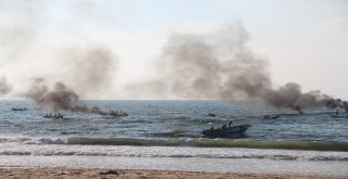 Filistinliler İsrailin Deniz Ablukasını Kırmak İçin Denize Açıldı