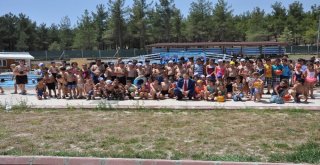 Buldanda Çocuklar Yüzme Öğreniyor