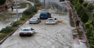 Aniden Bastıran Yağmur Yolları Göle Çevirdi