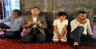 Bayram Namazında Camiler Doldu Taştı