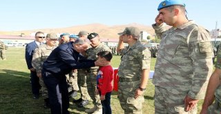 Milli Savunma Bakanı Akar, Yüksekovada Mehmetçikle Bayramlaştı