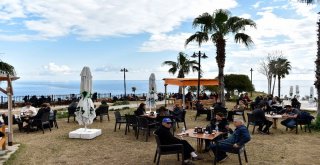 Muratpaşada Falez Plajları Ve Kafeler Bayramda Açık