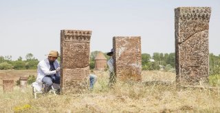 Tarihi Taşların Kitabeleri Arşivleniyor