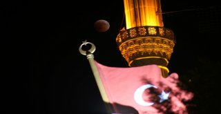 Kanlı Ay Tutulmasına Cami Ve Türk Bayrağı Manzarası Çok Yakıştı