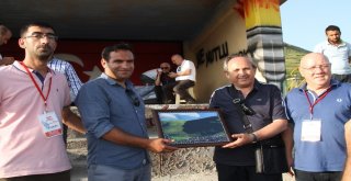 Atatürkün Siluetine Gazetecilerden Yoğun İlgi