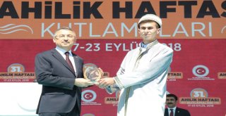 Cumhurbaşkanı Yardımcısı Oktay, Bakan Pekcan İle Birlikte Türk Bayrağı Logolu Aşure Dağıttı