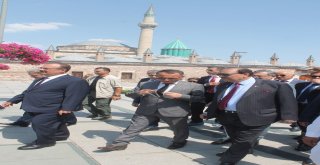 Pakistan Cumhurbaşkanı Hüseyin, Mevlana Hazretlerinin Türbesini Ziyaret Etti