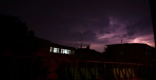 İstanbulda Şimşekler Geceyi Aydınlattı