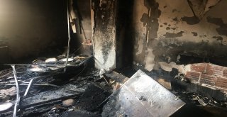 (Özel Haber) Kağıthanede 5 Katlı Apartmanın Birinci Katında Çıkan Yangında Ev Küle Döndü