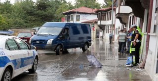 Yoldan Çıkan Minibüs Kaldırımdaki Yayaları Ezdi: 3 Yaralı