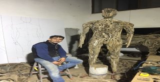 Doğada Görevini Tamamlayan Ağaçlarla Sanat Yapıyor