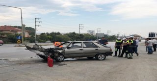 Otomobil İle Kamyonet Çarpıştı: 2 Yaralı