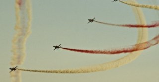 Türk Yıldızlarından Nefes Kesen Gösteri