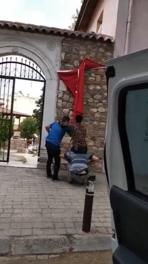 Polislerin Bayrak Hassasiyeti Yüreklere Dokundu