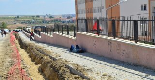 Öğrenciler Sınavın, Velileri Sıcak Havanın Terini Döktü